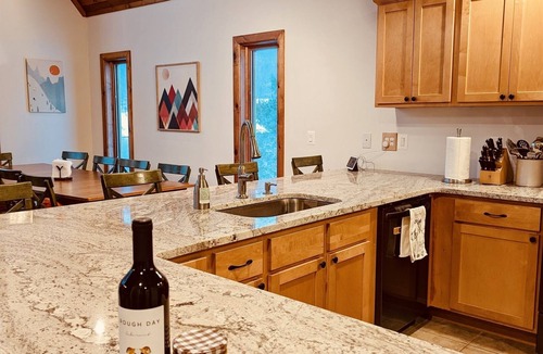 Davis Cabin | Meet Bessie, your upscale cabin at the lake.