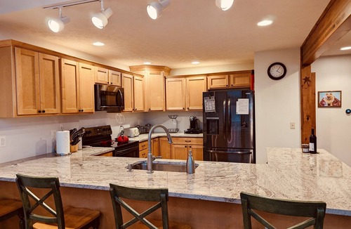 Davis Cabin | Meet Bessie, your upscale cabin at the lake.