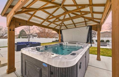 Herriman House | Mega Hot Tub - Fire Pit - Play Room - Sleeps 12