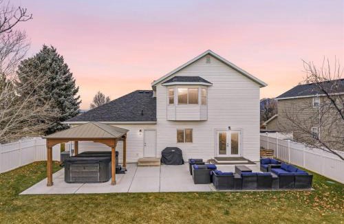 Herriman House | Mega Hot Tub - Fire Pit - Play Room - Sleeps 12