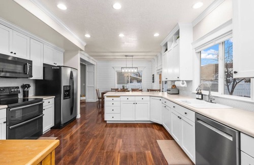Herriman House | Mega Hot Tub - Fire Pit - Play Room - Sleeps 12