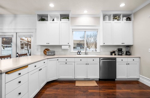 Herriman House | Mega Hot Tub - Fire Pit - Play Room - Sleeps 12