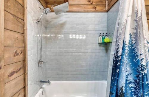Rocky Grove House | Mega Spa, Fire Pit, Views, sleep 18, Arcade, Karaoke, Gaming System