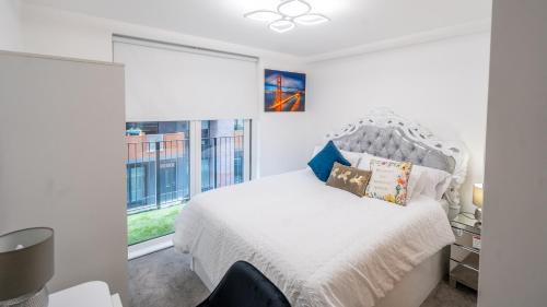 Salford Villa | Mega7 Spacious 2Bedroom Apartment, 2 Bathrooms, Balcony and Free Parking