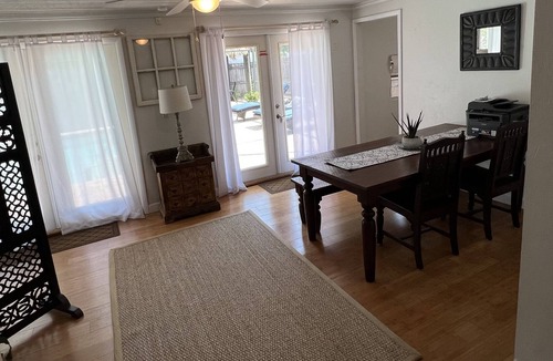 Connors Cottage | Meg’s Beach Cottage- Walk or Bike to Beach