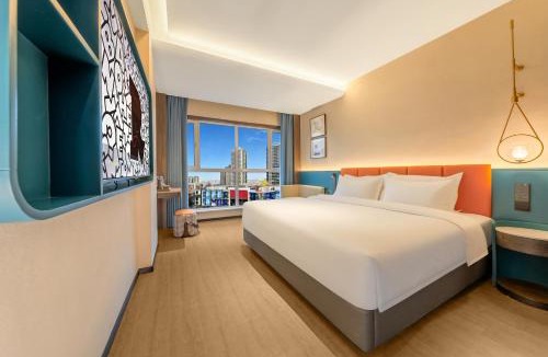 Lianhu Hotel | Mehood Hotel Ideally located in the heart of the city, just steps from the historic Xi'an Ancient Wall and Yuxiangmen Metro A short 3-stop ride to the Bell Tower