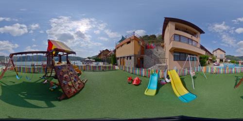 Dubova House | MELBA 3 flori cazanele Dunarii