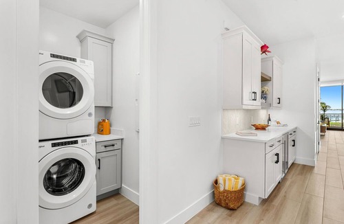 Melbourne Beach Condo | Melbourne Riverfront condo by the beach, pool, hot tub, dock, washer/dryer