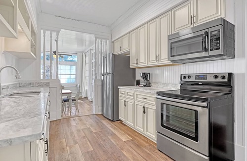 Sunny Point Apartment | Melbourne Waterfront - 1 Bed 1 Bath - Entire Apartment