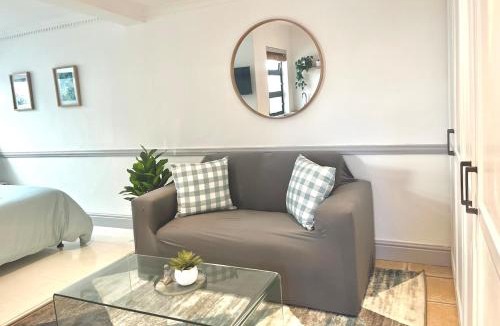 Melkbosstrand Apartment | Melkbos Studio-Steps to Beach, Surf & Restaurants