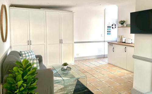 Melkbosstrand Apartment | Melkbos Studio-Steps to Beach, Surf & Restaurants