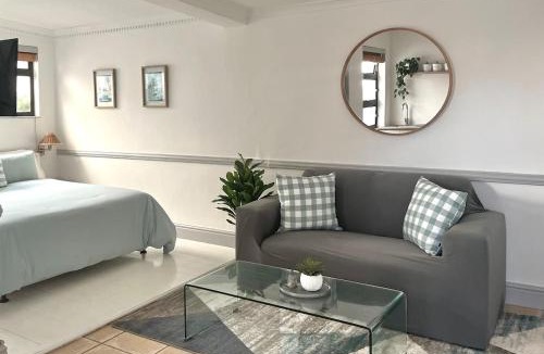 Melkbosstrand Apartment | Melkbos Studio-Steps to Beach, Surf & Restaurants