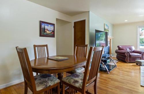 Friendly House | Mellow Yellow - 7 Minutes to UO & 4 Minutes to Downtown home