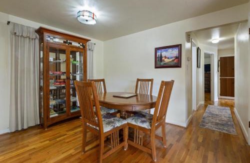 Friendly House | Mellow Yellow - 7 Minutes to UO & 4 Minutes to Downtown home