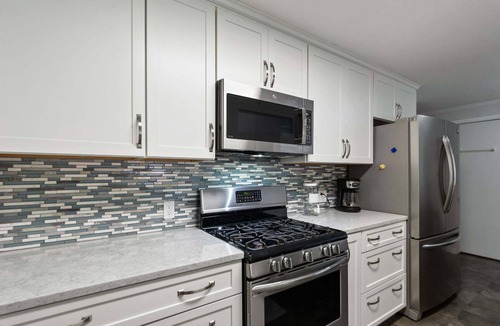 Friendly House | Mellow Yellow: Cozy 3BR near UO and Downtown, perfect for 6 guests!
