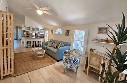 Cedar Key Cottage | Mellow Yellow! Sunny Cottage - Trailer Parking!