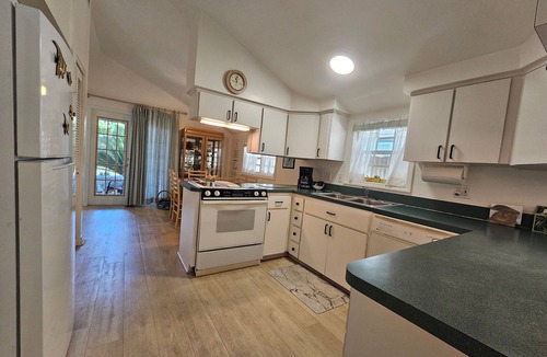Cedar Key Cottage | Mellow Yellow! Sunny Cottage - Trailer Parking!