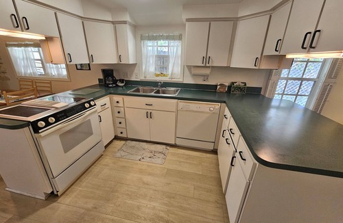 Cedar Key Cottage | Mellow Yellow! Sunny Cottage - Trailer Parking!
