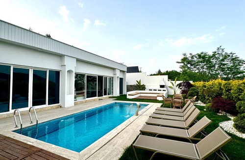 Sapanca Villa | Memnuniye 2+1 Heating Pool-Conservative-Fireplace-Jacuzzi 6 Person Holiday Villa
