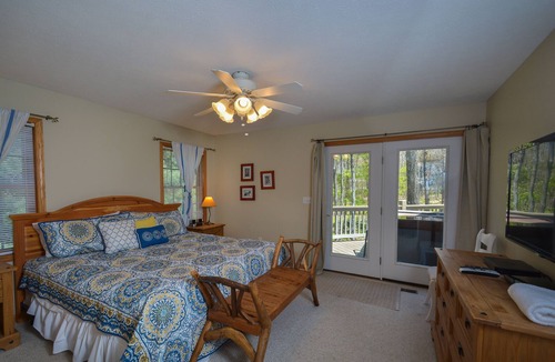 Mountainside House | Memory Lane | Pet Friendly, Family Home, Hot Tub!