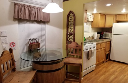 Fredericksburg Cabin | Mendelbaum Winery Guest Cabins
