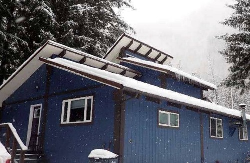 Mendenhaven House | Mendenhall Glacier Bear Den
