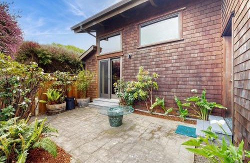 Caspar House | Mendocino Oceanfront Home - Hot Tub & BBQ