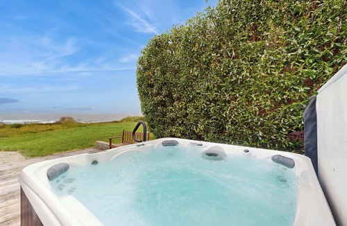 Caspar House | Mendocino Oceanfront Home - Hot Tub & BBQ