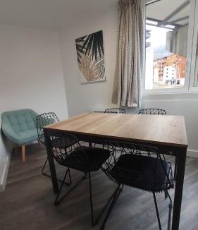 Les Menuires Apartment | Menuires - Appart 5pers Skis aux pieds-piste à coté-Parking prive
