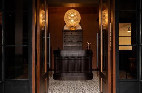 Chakkrawat Hotel | Merchant's Gate Songwat