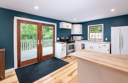 Meredith Cottage | Meredith Town & Trail Cottage - walkable to water/downtown, dogs ok!