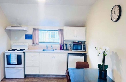 Merivale Apartment | Merivale Court One Bedroom Apartment-Unit 7