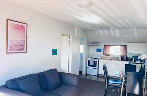 Merivale Apartment | Merivale Court One Bedroom Apartment-Unit 8