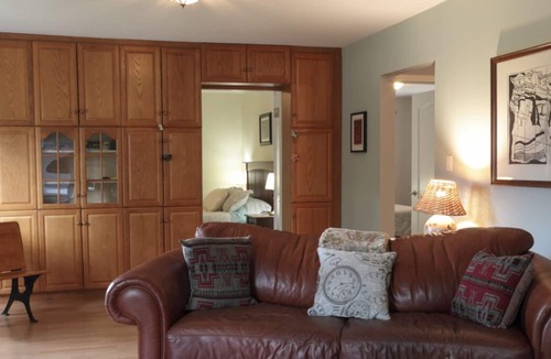 Powell River House | Merry Berry Hideaway, central and private.