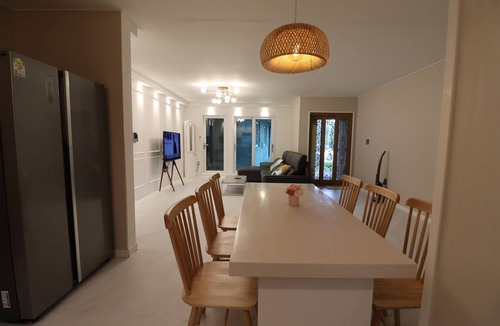 Jungmun House | Merry J