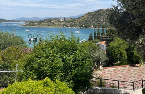 Ildır Koyu Apartment | Mesmerizing Flat with Shared Pool in Cesme, Ildir