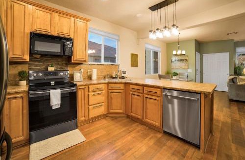 Mesquite House | Mesquite 2BR Townhome with Pool & Gym Access
