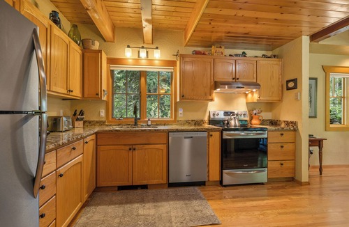 Camp Sherman Cabin | Metolius River Resort Cabin 1 Luxurious cabin on the Metolius River w/fireplace