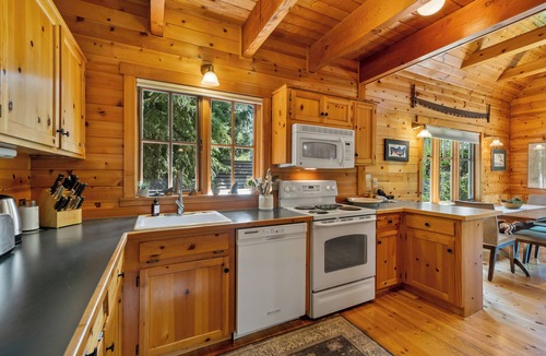 Camp Sherman Cabin | Metolius River Resort Cabin 2 – Nature Escape