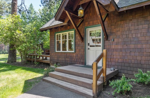 Camp Sherman Cabin | Metolius River Resort Cabin 11 Luxurious cabin on the Metolius River & fireplace