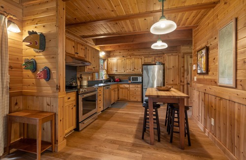 Camp Sherman Cabin | Metolius River Resort Cabin 12 Luxurious cabin on the Metolius River & fireplace