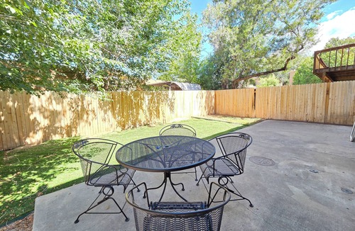 Northeast Heights House | Metro Dreamzz” 4 bedroom, Pets Welcome, 5G Fiber Wifi !
