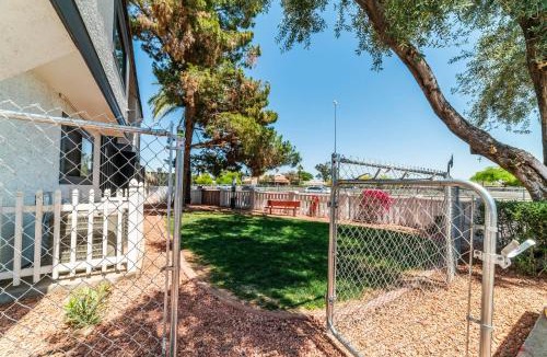 North Mountain Apartment | Metro PHX Upstairs 2bd sleeps 6 heated pool PETS ALLOWED