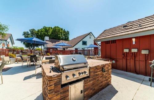 North Mountain Apartment | Metro PHX Upstairs open plan 1bd plus LOFT sleeps 6 modern design HEATED POOL
