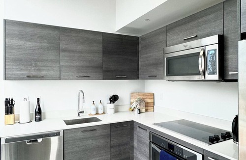 Downtown Miami Apartment | Miami Highrise with Rooftop Pool and Gym