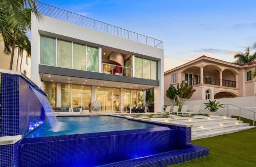 Sunny Isles Beach House | Miami Modern Heated Pool and Dock