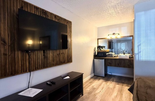 Eureka Springs Historic District Hotel | Miami Suite 102 at Tradewinds