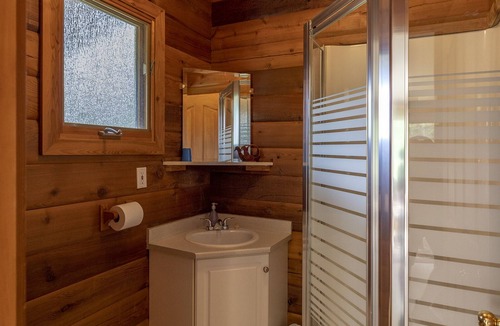 Tete Jaune Cache Hotel | Mica Mountain Lodge & Pine cabin at Mt Robson Park near Jasper National Park