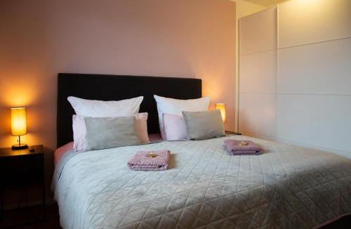 Oldenburg Apartment | MiCasa OL - Deluxe Apartment mit Stil - Stellplatz - WLAN - Terrasse - E Ladesäule 100 Meter entfernt