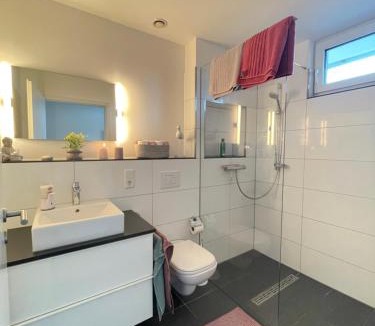 Oldenburg Apartment | MiCasa OL - Deluxe Apartment mit Stil - Stellplatz - WLAN - Terrasse - E Ladesäule 100 Meter entfernt